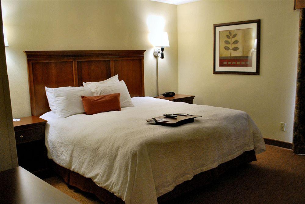 Hampton Inn Raleigh Capital Blvd North חדר תמונה
