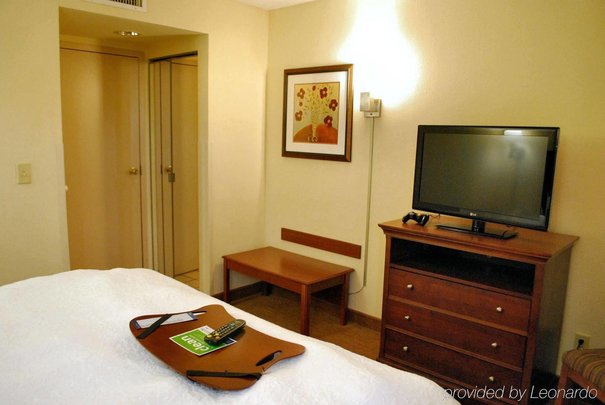 Hampton Inn Raleigh Capital Blvd North חדר תמונה