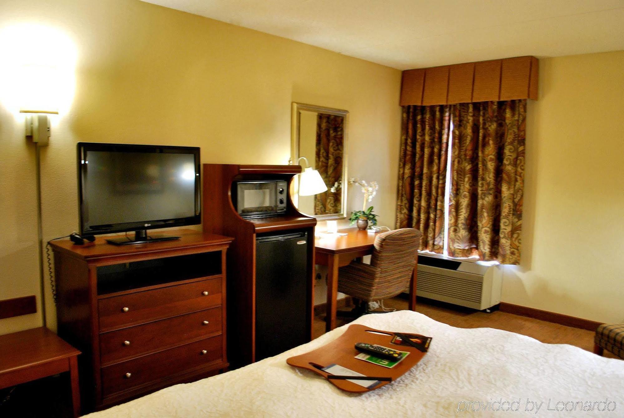Hampton Inn Raleigh Capital Blvd North חדר תמונה