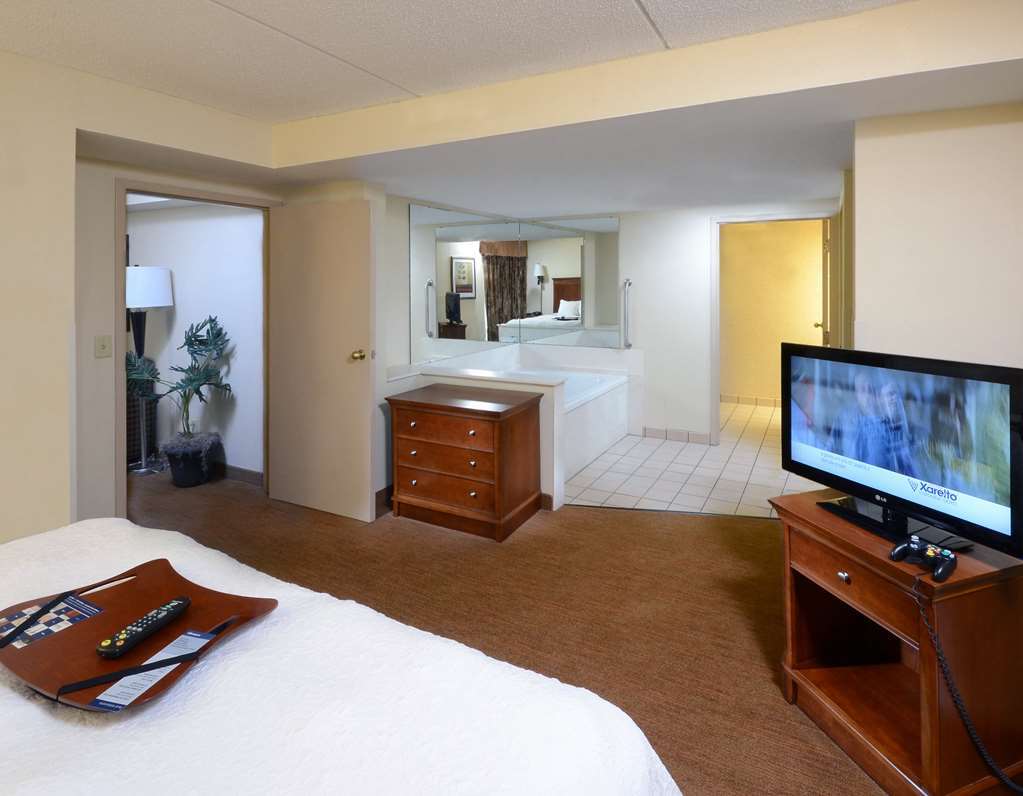 Hampton Inn Raleigh Capital Blvd North חדר תמונה
