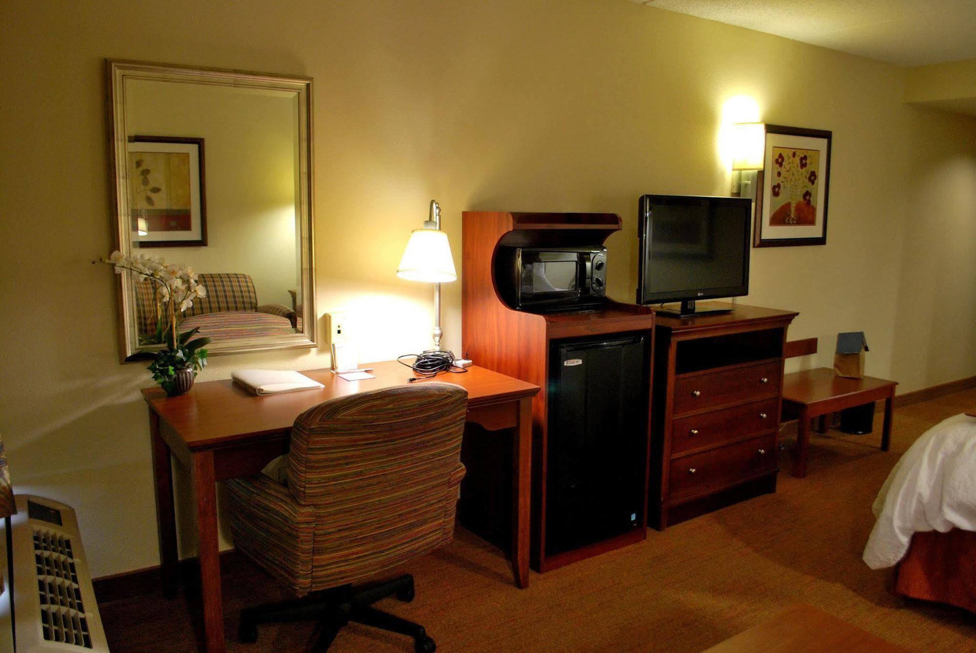 Hampton Inn Raleigh Capital Blvd North חדר תמונה